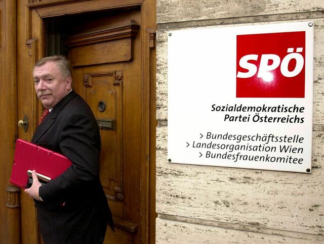 Michael Häupl vor der SPÖ-Zentrale 1999. | Foto: Jaeger Robert / APA / picturedesk.com
