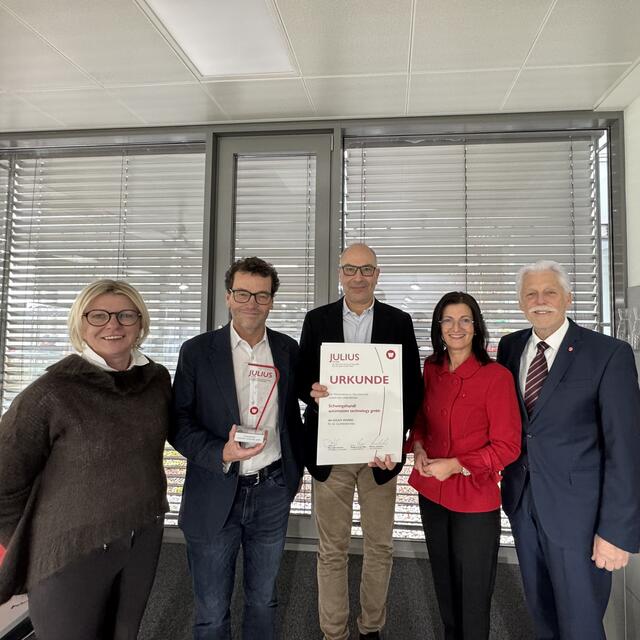 WB-Bezirksobfrau Maria Rotschopf und WB-Landesobfrau OÖVP-Klubobfrau Margit Angerlehner (2.v.re.) überreichten gemeinsam mit dem Vizebürgermeister von Holzhausen, Josef Buchegger, den Julius Award an Thomas Schwingshandl (2.v.li.) und Enrico Larcher (Mitte).

  | Foto: WB Wels-Land