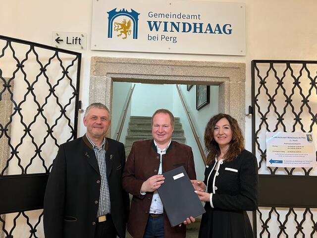Mit Jahresende übernimmt Martin Luger (Mitte) das Bürgermeisteramt in Windhaag. Ihm zur Seite stehen Peter Unterauer als Vizebürgermeister und die bisherige Bürgermeisterin Bettina Bernhart als Fraktionsobfrau. | Foto: ÖVP Windhaag