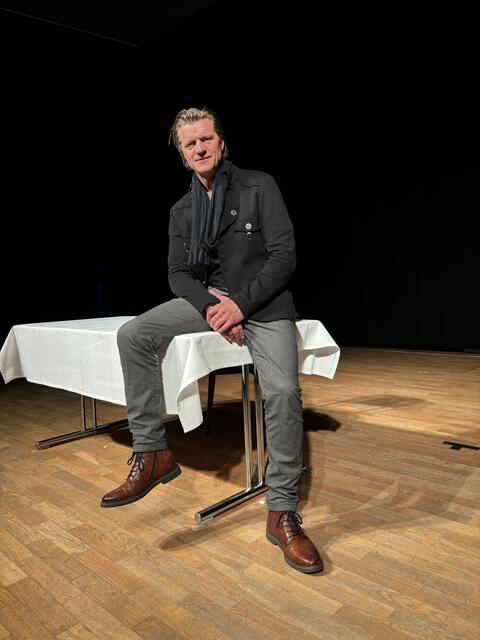 Gery Seidl ist auf der Bühne mit seinem Programm "beziehungsWeise" zu sehen. | Foto: MeinBezirk