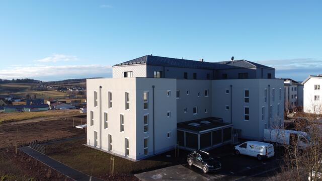 In dem Haus sind 17 neue Wohneinheiten untergebracht. Bereits im April können diese in dem Neubau bezogen werden. | Foto: Schwaighofer