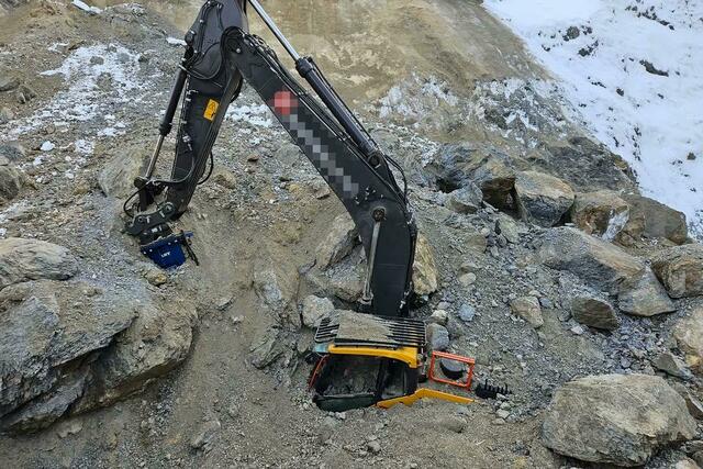 Bei Abbauarbeiten in Gries am Brenner beim Steinbruch Plon wurde am Donnerstagnachmittag ein Baggerfahrer verschüttet und nach 30 Minuten von den Einsatzkräften geborgen. Er wurde mit Verletzungen unbestimmten Grades in die Klinik Innsbruck geflogen. | Foto: Freiwillige Feuerwehr Steinach