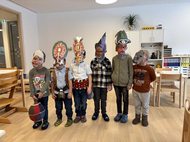 Die Masken sind den Buben schon alle bekannt. | Foto: Dorn