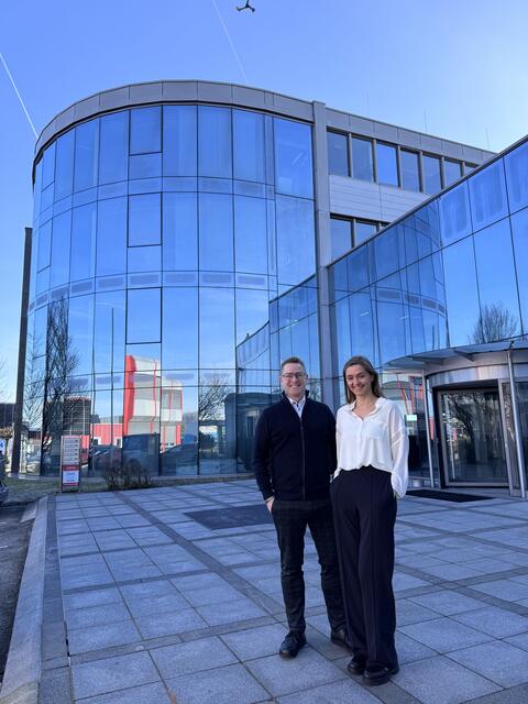 Matthias Masilko und Barbara Baum vor dem neuen Hauptsitz in Mauthausen. | Foto: Georg Blauensteiner