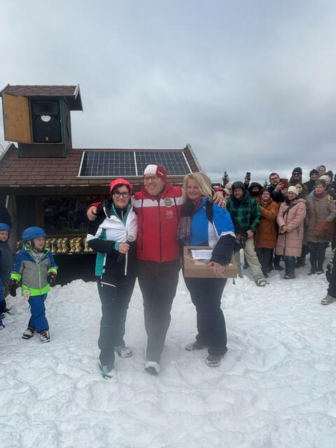 Brigitte Eberhard und Daniela Auswarth bedanken sich bei Erik Schinegger dafür mit einem Präsent. | Foto: Bimbulli GmbH