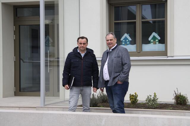 Baumeister und Bauherr vor dem neuen Portal der Volksschule. | Foto: Lawugger