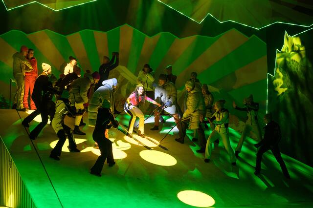 Das Musical "Skiverliebt - Zwei Brettln, die die Welt bedeuten" wird am Salzburger Landestheater aufgeführt. | Foto: SLT/Tobias Witzgall