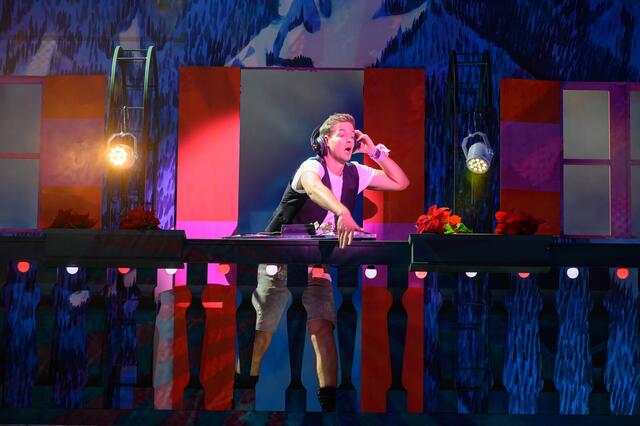 Uraufführung: in dem Musical "Skiverliebt" werden Sport und Kultur künstlerisch miteinander verknüpft.  | Foto: SLT/Tobias Witzgall