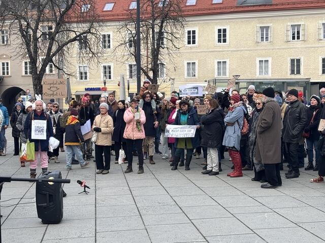 Zahlreiche Bürgerinnen und Bürger versammelten sich heute am Neuen Platz.  | Foto: MeinBezirk.at