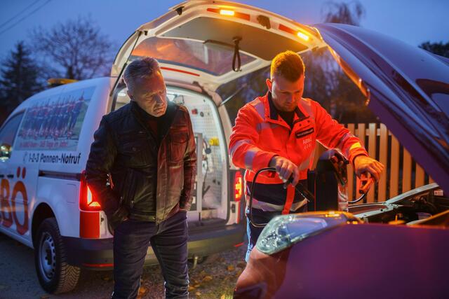 Ein ARBÖ-Techniker gibt bei einem Einsatz Starthilfe. | Foto: ARBÖ