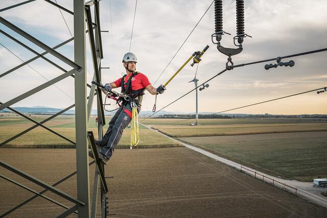 Die Mitarbeiterinnen und Mitarbeiter von Netz NÖ helfen vor Ort, um das beschädigte Stromnetz in Irland zu reparieren. | Foto: Netz NÖ / Wurnig