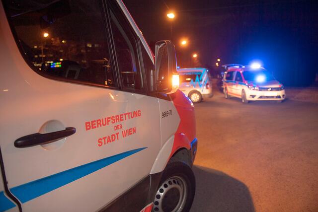 Aufgrund der Schwere der Verletzungen wurde ein 24-jähriger Insasse nach der notfallmedizinischen Erstversorgung in einen Schockraum transportiert.(Symbolbild) | Foto: Berufsrettung Wien