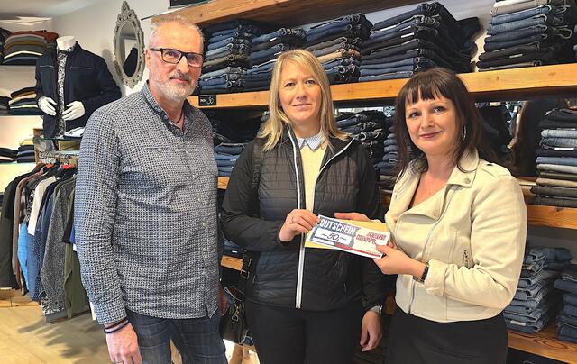 Die glückliche Gewinnerin (Mitte) bei der feierlichen Gutscheinübergabe durch Claudia Reithofer vom Jeans Kastl und Peter Jäkel von MeinBezirk.