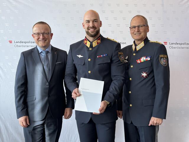 Bezirkshautpmann Werner Kreisl, der neue Bezirkspolizeikommandant Clemens Flixeder und Landespolizeidirektor-Stellvertreter Günther Humer.