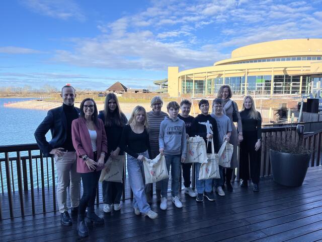 Burgenland Tourismus öffnet die Türen zur Tourismuswelt und lädt Schülerinnen und Schüler in die St. Martins Therme &amp; Lodge ein.
Am Bild: Martin Adelwöhrer (General Manager St. Martins Therme &amp; Lodge), Tamara Radislovitsch (Burgenland Tourismus), Gabi Weinhandl (Lehrerin MINT-MS Illmitz)Direktorin Brigitte Renner, Katerina Galumbo (beide MINT-MS Illmitz) mit Schülerinnen und Schülern. | Foto: Burgenland Tourismus