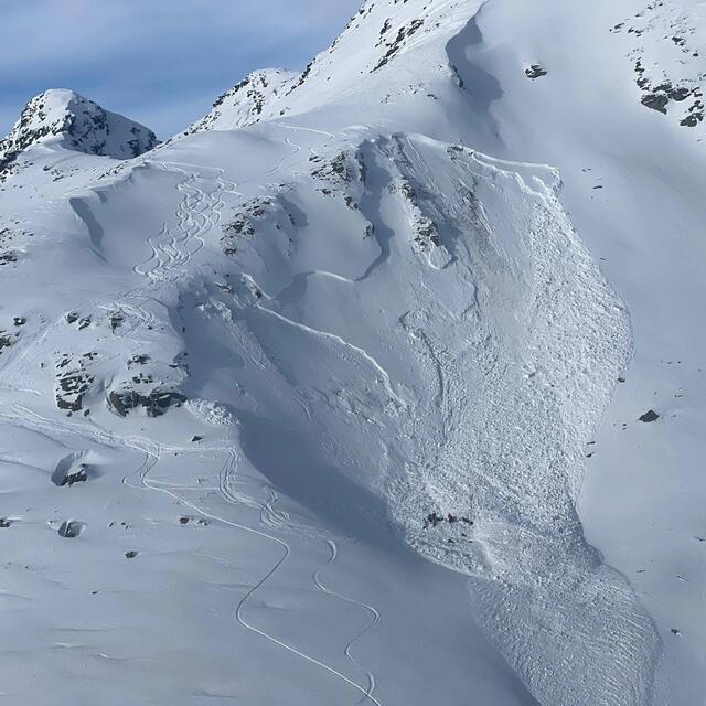 Am Donnerstag kurz nach Mittag wurde ein 63-jähriger Mann bei einer Skitour am Kauschkahorn von einem Schneebrett verschüttet. E wurde in einer Verschüttungstiefe von rund 2,5 Metern geortet. | Foto: Bergrettung Defereggental