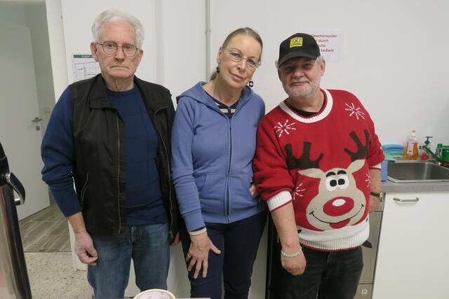 Im neuen Nachbarschaftszentrum helfen viele Hände zusammen.V.l.: Stefan macht den Telefondienst im Zentrum. Christine und Christian sorgen für das leibliche Wohl. | Foto: Patricia Hillinger/MeinBezirk
