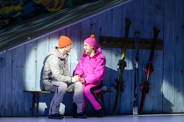 Das Musical "Skiverliebt - Zwei Brettln, die die Welt bedeuten" wird am Salzburger Landestheater aufgeführt. | Foto: SLT/Tobias Witzgall