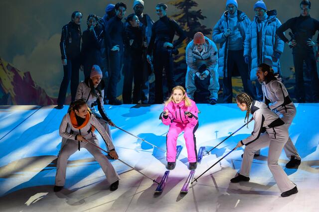 Das Musical "Skiverliebt - Zwei Brettln, die die Welt bedeuten" wird am Salzburger Landestheater aufgeführt. | Foto: SLT/Tobias Witzgall