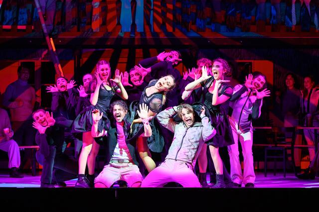 Das Musical "Skiverliebt - Zwei Brettln, die die Welt bedeuten" wird am Salzburger Landestheater aufgeführt. | Foto: SLT/Tobias Witzgall