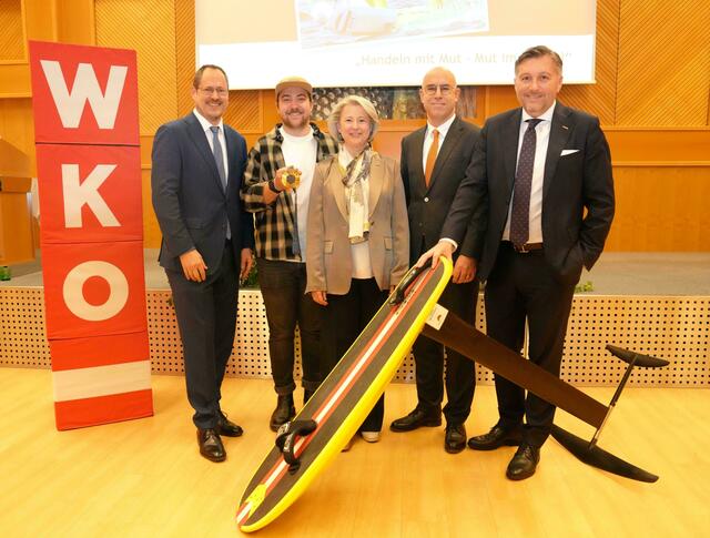 Pannonischer Handelstag in Eisenstadt: Bundesspartenobmann Rainer Trefelik, Kitesurf-Olympiasieger Valentin Bontus, Landesspartenobfrau Bettina Mayer-Toifl, WIFO-Direktor Gabriel Felbermayr und Wirtschaftskammerdirektor Harald Schermann | Foto: WKB