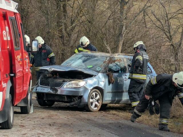 Die Stadtfeuerwehr Oberwart zog das Unfallauto wieder auf die Straße.