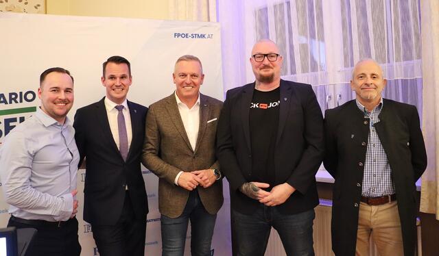 Als kompetente Gastgeber erwies sich die FPÖ Kalsdorf mit  Mattias Dunkl (li),  GR Michael Schwendinger und Bernd Bonomelli (beide re)  mit LR Stefan Hermann und LH Mario Kunasek. | Foto: Edith Ertl