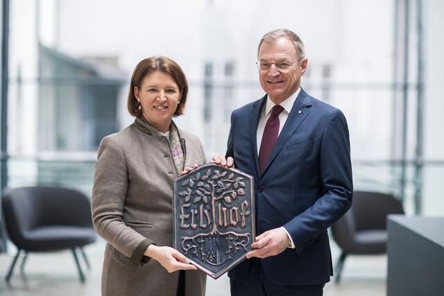 Michaela Langer-Weninger und Thomas Stelzer drei Betriebe aus der Region als „Erbhof“ ausgezeichnet. | Foto: Land OÖ/Max Mayrhofer