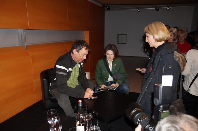 Gefragter Mann: Hubert von Goisern bei der Autogrammstunde im Greith-Haus.