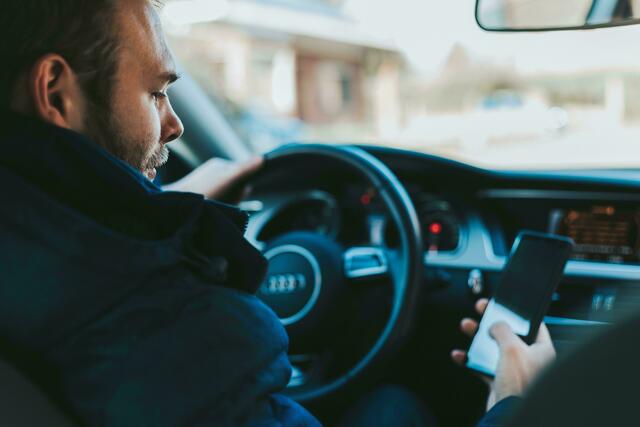 28 Prozent der Österreicherinnen und Österreicher lesen am Handy beim Autofahren. 16 Prozent schreiben Nachrichten und sechs Prozent nutzen Social Media am Smartphone. | Foto: unsplash.com
