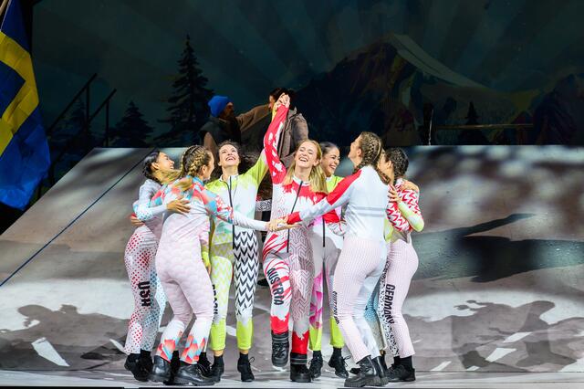 Das Musical "Skiverliebt - Zwei Brettln, die die Welt bedeuten" verknüpft Sport und Kultur auf künstlerische Weise. | Foto: SLT/Tobias Witzgall