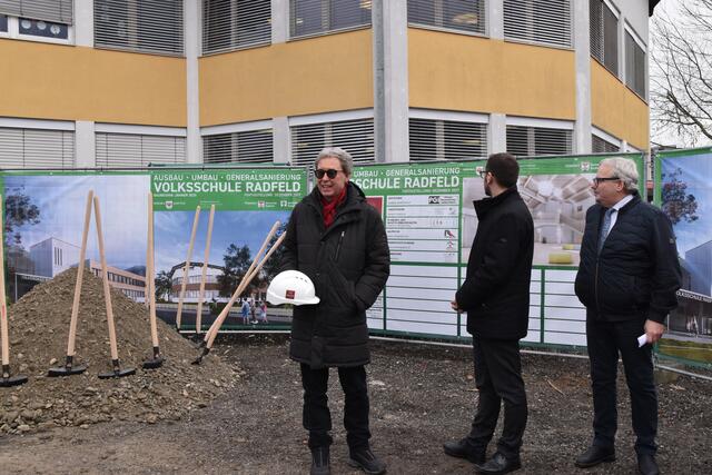 Generalplaner Klaus Adamer (li.) erklärte den Zeitplan des Projektes, das bis 2027 fertiggestellt werden soll.  | Foto: Barbara Fluckinger