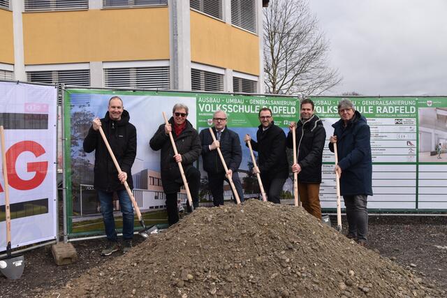 Schulleiter Thomas Köck, Generalplaner Klaus Adamer, Vizebürgermeister Andreas Klingler, LA Sebastian Kolland, Rattenbergs Bgm. Bernhard Freiberger und Baumeister Wolfgang Dander (v.l.) setzten den Spatenstich in Radfeld.  | Foto: Barbara Fluckinger