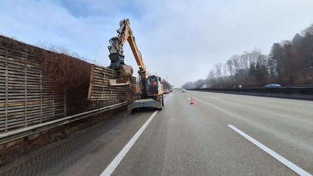 Alte Lärmschutzkassetten werden abgetragen. | Foto: Asfinag
