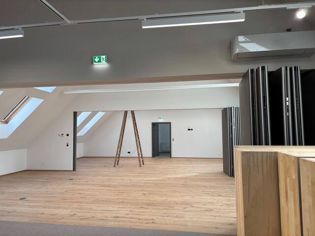 Im Dachgeschoß sind auch Veranstaltungen möglich. | Foto: Almer