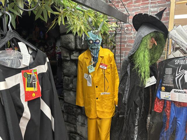An Halloween gab es zuletzt eine Horrorbahn, die mit schaurigen Figuren durch den Laden führte.  | Foto: Ipirotis/MeinBezirk