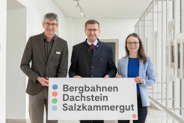 v.l.: Rupert Schiefer, Geschäftsführer OÖ Seilbahnholding &amp; Vorstand Dachstein Tourismus AG, Wirtschafts- und Tourismus-Landesrat Markus Achleitner und Manuela Wiesinger, Senior Consultant conos gmbh. | Foto: Land OÖ/Spenlingwimmer