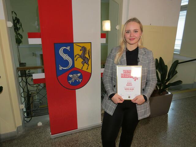 Jessica Baudisch ist die Heldin von Simmering und ist stolz auf ihre Urkunde. | Foto: Sabine Krammer