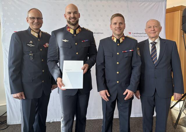 Von links Landespolizeidirektor-Stellvertreter Günther Humer mit dem neuen Bezirkspolizeikommandant Clemens Flixeder und seinen Vorgängern Florian Engler und Heinrich Hochstöger. | Foto: MeinBezirk Perg/Köck