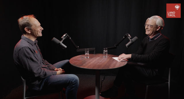 Moderator Dénés Széchényi (re.) holt im "ins Land einihören"-Podcast die Mitarbeiterinnen und Mitarbeiter des Landes Tirol vor den Vorhang. In der ersten Folge ist Patrick Nairz (li.), Leiter des Lawinenwarndienstes Tirol, zu Gast. | Foto: Land Tirol