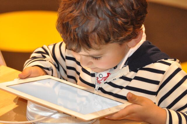 Gerade kleine Kinder sind gefährdet bei unkontrolliertem Konsum von digitalen Inhalten psychologische Probleme zu entwickeln.  | Foto: Symbolbild: Pixabay