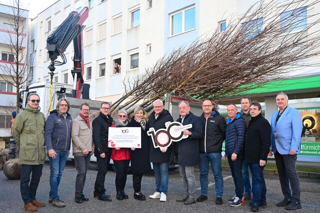 Die Ortschefinnen und Ortschefs übernahmen die Bäume für ihre Gemeinden. | Foto: Landeshauptstadt Eisenstadt