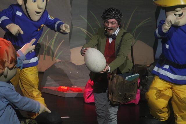 Professor Pickles findet ein sehr altes Dino-Ei und vermutet, dass es noch andere Dinosaurier-Fossilien auf der Insel geben könnte. | Foto: MeinBezirk/Hofmüller