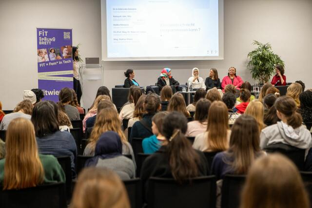 Über 150 Schülerinnen aus Wien, Niederösterreich und dem Burgenland tauchten in die Welt der MINT-Studien ein, lernten verschiedene Hochschulen, Studienrichtungen und Berufsfelder in Technik und Naturwissenschaften kennen. | Foto: Verein sprungbrett