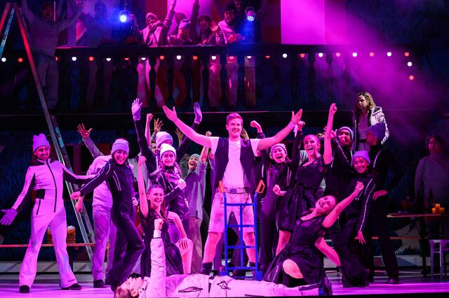 Das Musical "Skiverliebt - Zwei Brettln, die die Welt bedeuten" verknüpft Sport und Kultur auf künstlerische Weise. | Foto: SLT/Tobias Witzgall