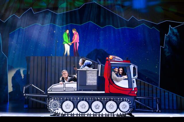 Das Musical "Skiverliebt - Zwei Brettln, die die Welt bedeuten" verknüpft Sport und Kultur auf künstlerische Weise. | Foto: SLT/Tobias Witzgall