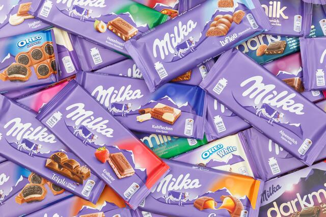 Viele Milka-Tafeln schrumpfen auf unter 100 Gramm. | Foto: Shutterstock / Markus Mainka