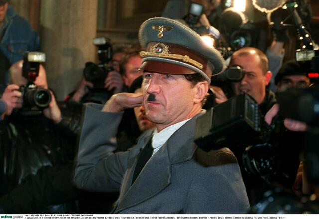 Die Opernballdemos waren in der Vergangenheit von Gewalt und Kontroversen geprägt. Im Jahr 2000 stand plötzlich Adolf Hitler vor der Staatsoper. | Foto: Alexander Tuma / picturedesk.com