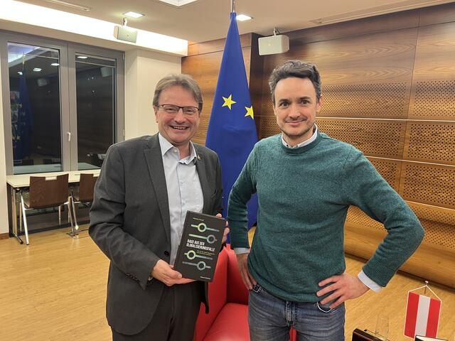 Europaabgeordneter Hannes Heide diskutierte mit Professor Nikolaus Kowall über sein Buch „Raus aus der Globalisierungsfalle“ und über die Aufrechterhaltung von Wohlstand in Österreich. | Foto: Hannes Heide