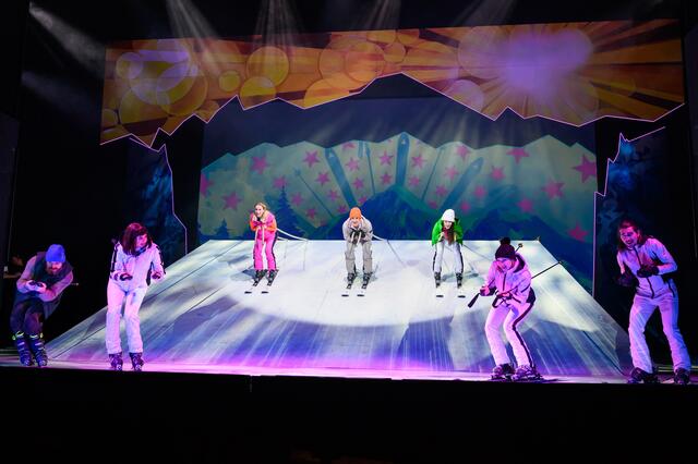 Das Musical "Skiverliebt - Zwei Brettln, die die Welt bedeuten" verknüpft Sport und Kultur auf künstlerische Weise. | Foto: SLT/Tobias Witzgall